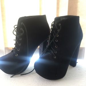 Size 8 platform ankle boot, lace up